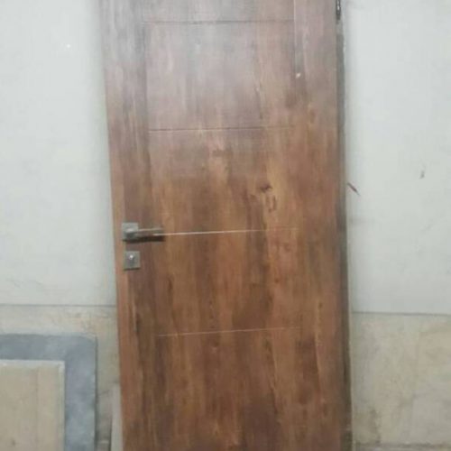 درب چوبی همراه قفل و دستگیره